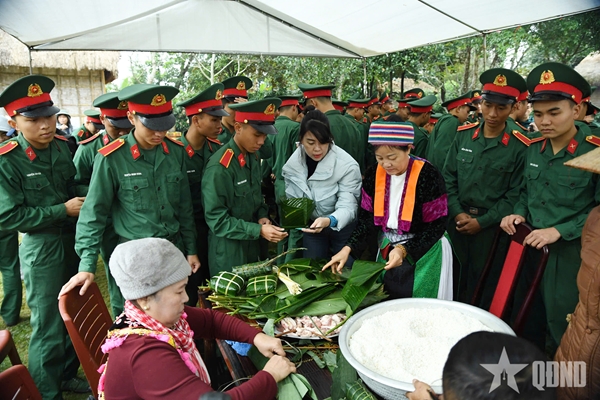 Tình quân dân trong chương trình “Bánh chưng xanh - Tết vì người nghèo”
